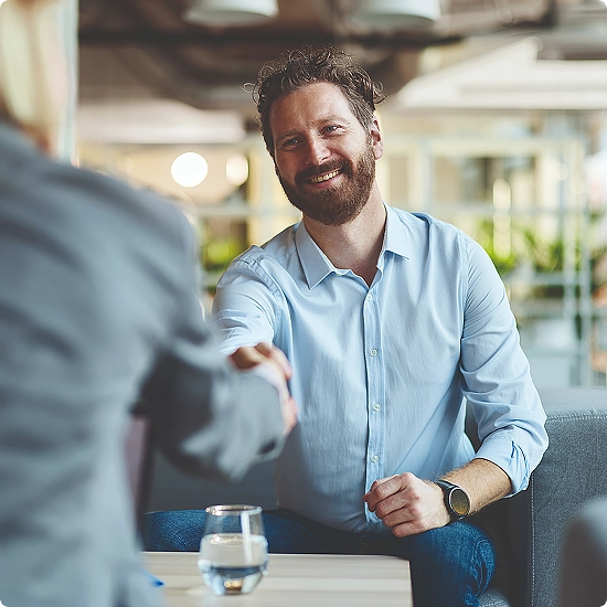 Mężczyzna na spotkaniu - agent ubezpieczeniowy rankomat