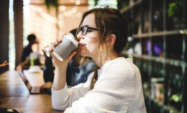 zadowolona kobieta kupiła ubezpieczenie mienia