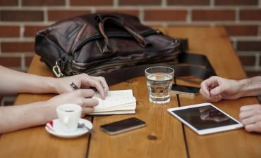 ludzie rozmawiający przy stole