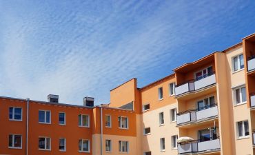 bloki mieszkaniowe na osiedlu