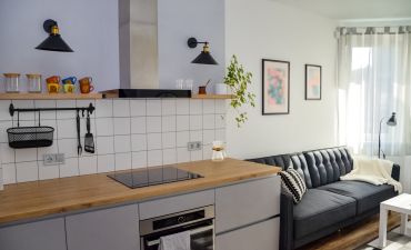 pokój z aneksem kuchennym